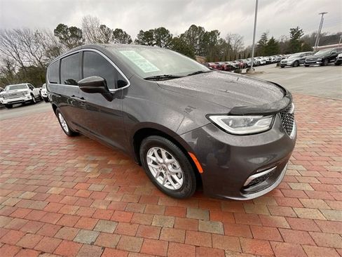 Used 2023 Chrysler Pacifica Touring-L image 38