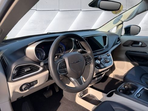 Used 2024 Chrysler Pacifica Touring-L FWD image 10