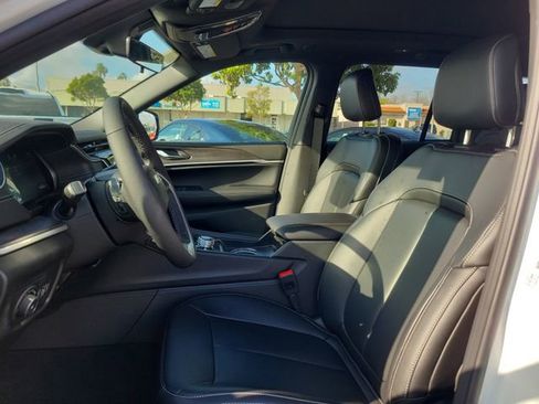 New 2025 Jeep Grand Cherokee Limited image 15