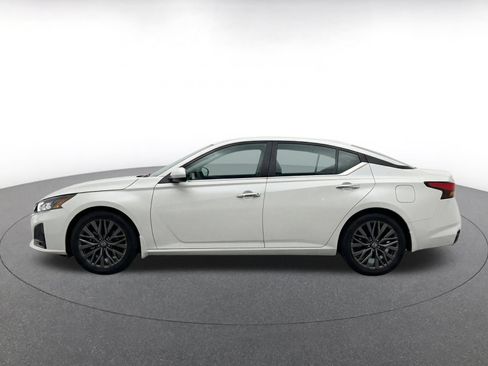 Used 2025 Nissan Altima 2.5 SV FWD image 10