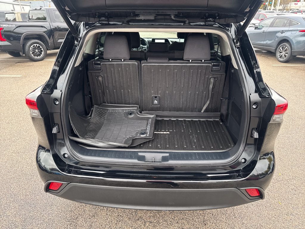Used 2023 Toyota Highlander LE FWD image 8