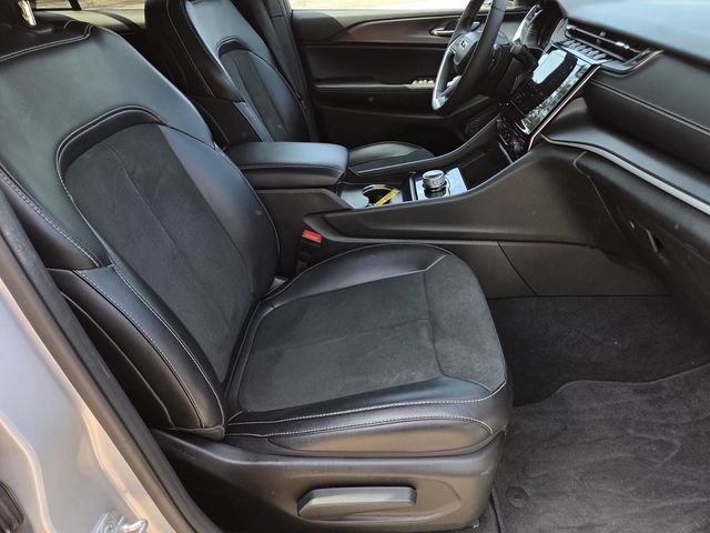 Used 2025 Jeep Grand Cherokee Altitude AWD/4WD image 42