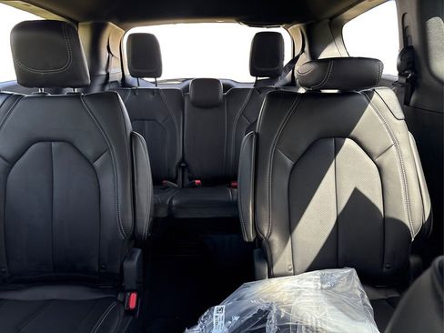 New 2026 Chrysler Pacifica Select image 17