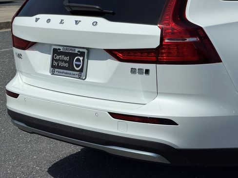 Used 2024 Volvo V60 B5 Cross Country Plus image 12