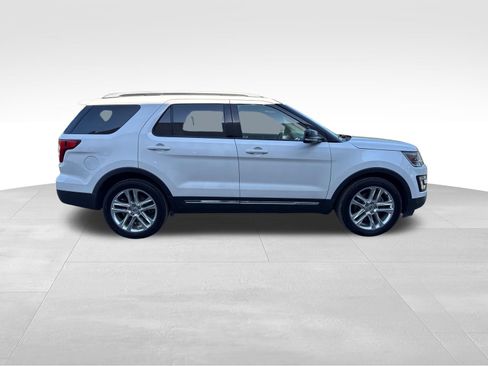 Used 2016 Ford Explorer XLT w/ Equipment Group 202A FWD image 6