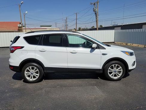 Used 2018 Ford Escape SE image 2
