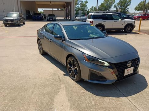 Used 2025 Nissan Altima 2.5 SR FWD image 6