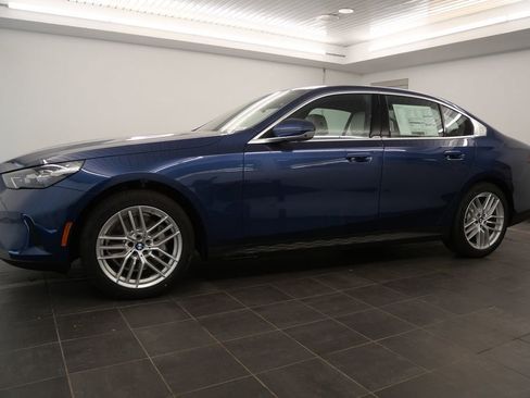 Used 2025 BMW 530i xDrive w/ Premium Package AWD/4WD image 2