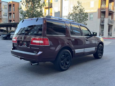 Used 2010 Lincoln Navigator 4WD image 7