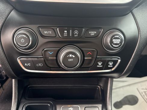 Used 2019 Jeep Cherokee Latitude Plus image 23