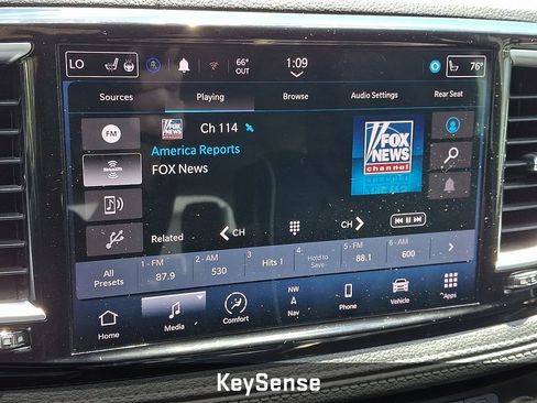 Used 2023 Chrysler Pacifica Limited w/ Uconnect Theater Family Group FWD image 27