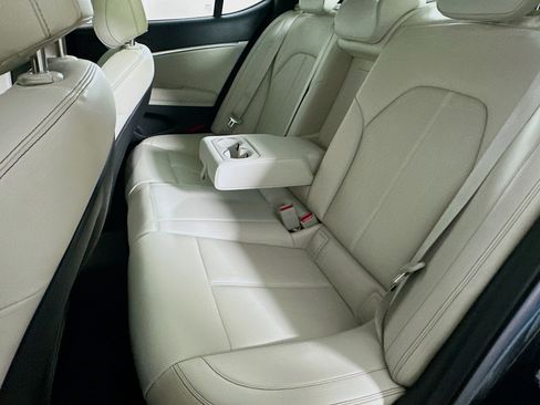 Used 2025 Genesis G70 2.5T image 28