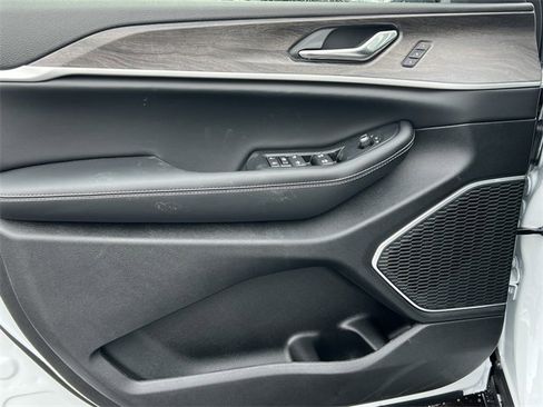 New 2025 Jeep Grand Cherokee L Limited w/ Trailer Tow Package image 16