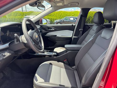 Used 2025 Chevrolet Trax LT FWD image 25