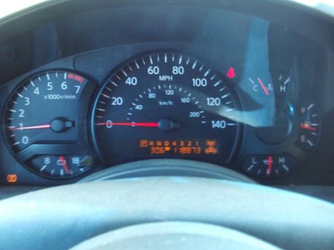 Used 2004 Nissan Titan LE AWD/4WD image 9