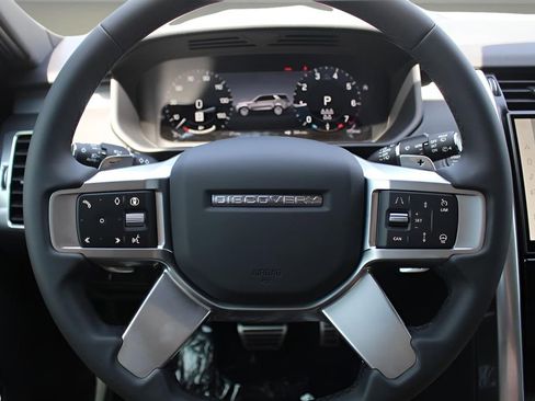 New 2025 Land Rover Discovery Dynamic SE image 18