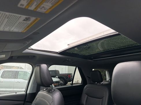 Used 2021 Ford Explorer XLT w/ Equipment Group 202A image 8