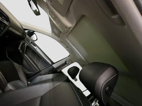 Used 2022 Volkswagen Tiguan SE w/ Panoramic Sunroof Package AWD/4WD image 26