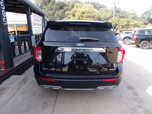 Used 2021 Ford Explorer XLT w/ Equipment Group 202A image 7