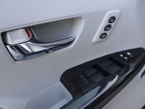 Used 2013 Toyota Venza XLE image 21