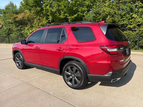 Used 2025 Honda Pilot Sport image 3