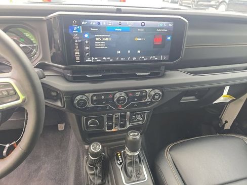 Used 2024 Jeep Wrangler Unlimited Sahara w/ Technology Group AWD/4WD image 4