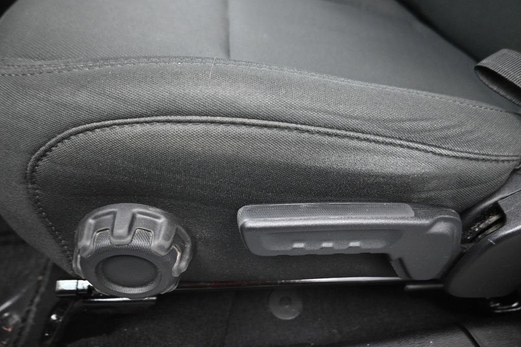 Used 2019 Jeep Wrangler Unlimited Sahara AWD/4WD image 7