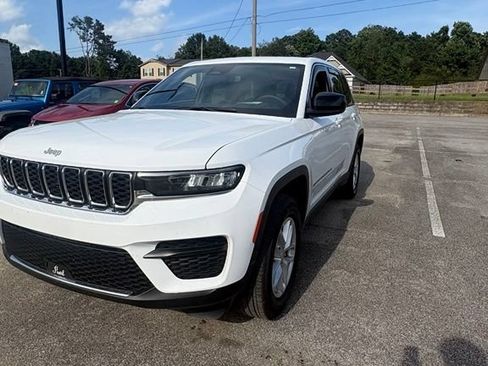 Used 2024 Jeep Grand Cherokee Laredo X w/ Luxury Tech Group I RWD image 3