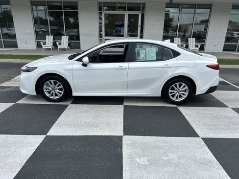 Used 2025 Toyota Camry LE w/ Convenience Package FWD image 1