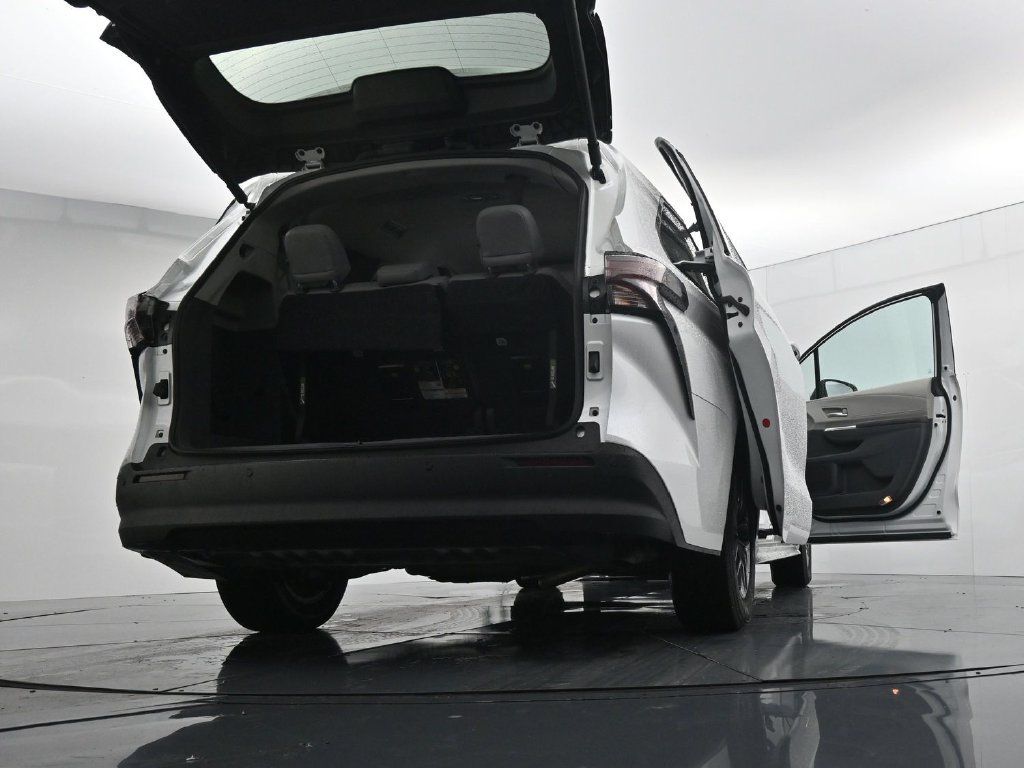 Used 2024 Toyota Sienna XLE FWD image 30