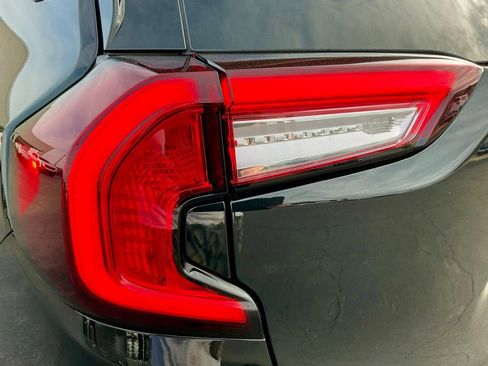 Used 2024 GMC Terrain SLE w/ Driver Convenience Package FWD image 14