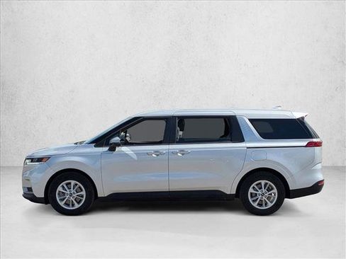 Used 2022 Kia Carnival LX image 8