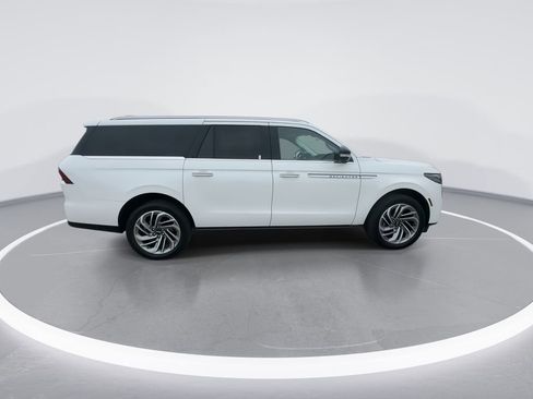 New 2025 Lincoln Navigator L Reserve AWD/4WD image 9