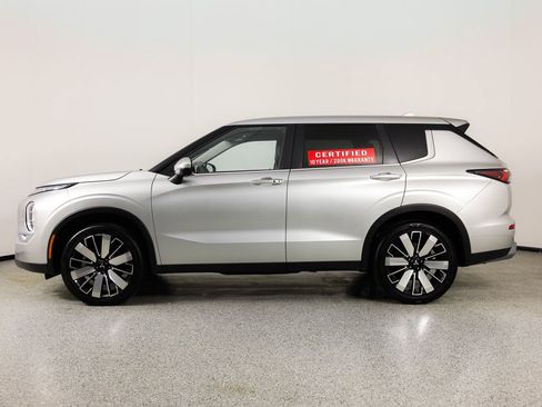 Used 2025 Mitsubishi Outlander SE image 5
