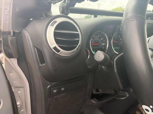 Used 2011 Jeep Wrangler Unlimited Rubicon AWD/4WD image 19