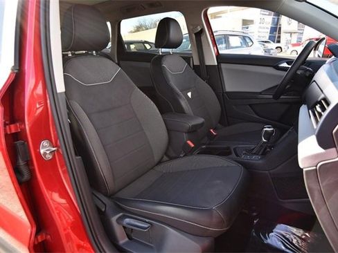 Certified 2023 Volkswagen Taos SE w/ Panoramic Sunroof Package image 18