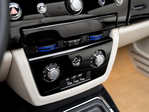 Used 2013 Rolls-Royce Phantom Drophead Coupe RWD image 52