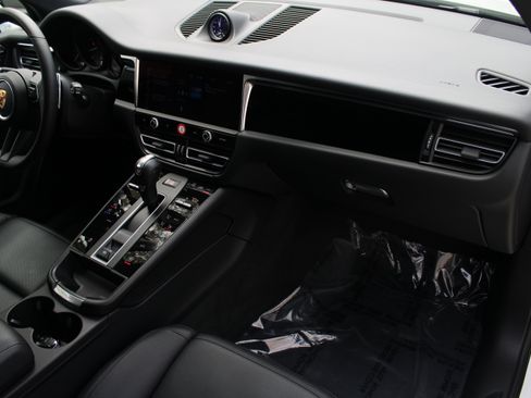 Certified 2025 Porsche Macan image 30
