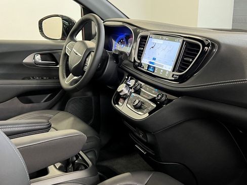 New 2026 Chrysler Pacifica Select image 7