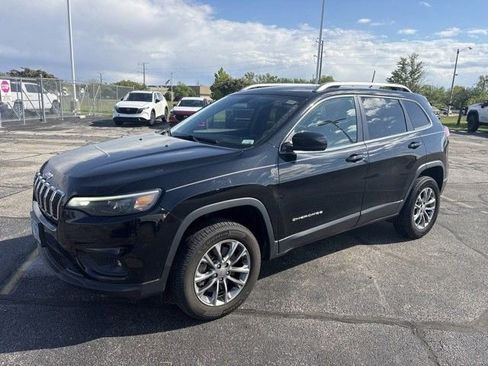 Used 2019 Jeep Cherokee Latitude Plus w/ Cold Weather Group AWD/4WD image 3