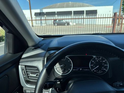 Used 2025 Nissan Rogue SV FWD image 36
