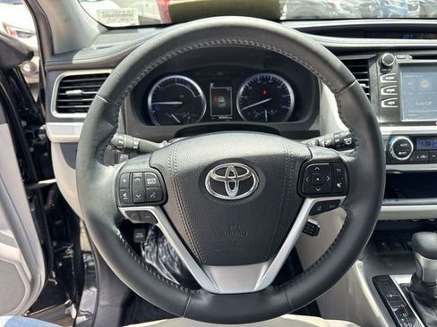 Used 2019 Toyota Highlander XLE AWD/4WD image 14