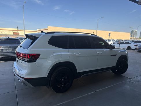 Used 2024 Volkswagen Atlas Peak Edition SEL image 3
