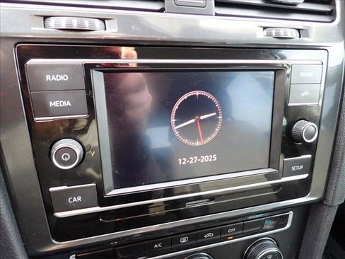 Used 2018 Volkswagen Golf S image 19