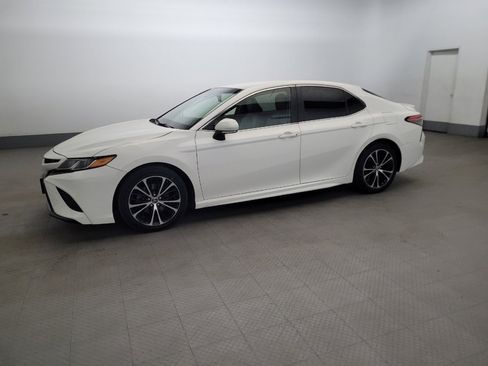 Used 2018 Toyota Camry SE w/ Convenience Package FWD image 2