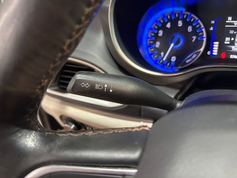 Used 2020 Chrysler Pacifica Touring-L image 16