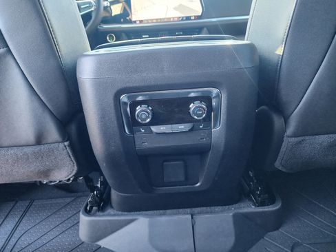 New 2026 Chevrolet Suburban High Country image 17