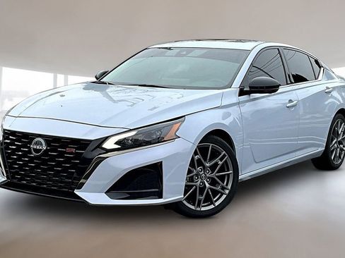 Used 2023 Nissan Altima 2.0 SR FWD image 3