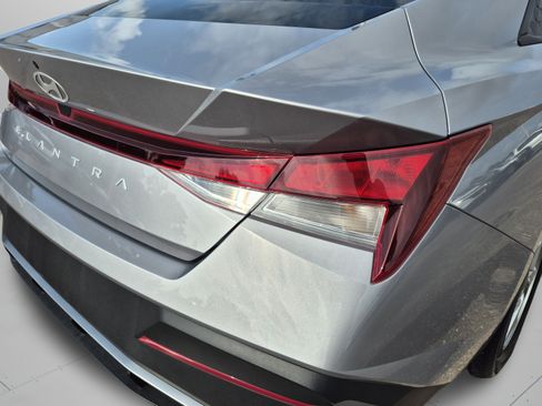 Certified 2025 Hyundai Elantra SE FWD image 32