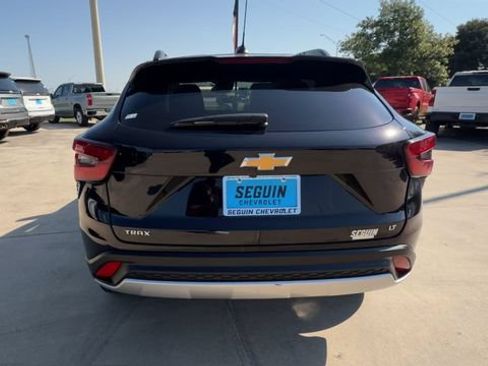 Used 2025 Chevrolet Trax LT FWD image 7